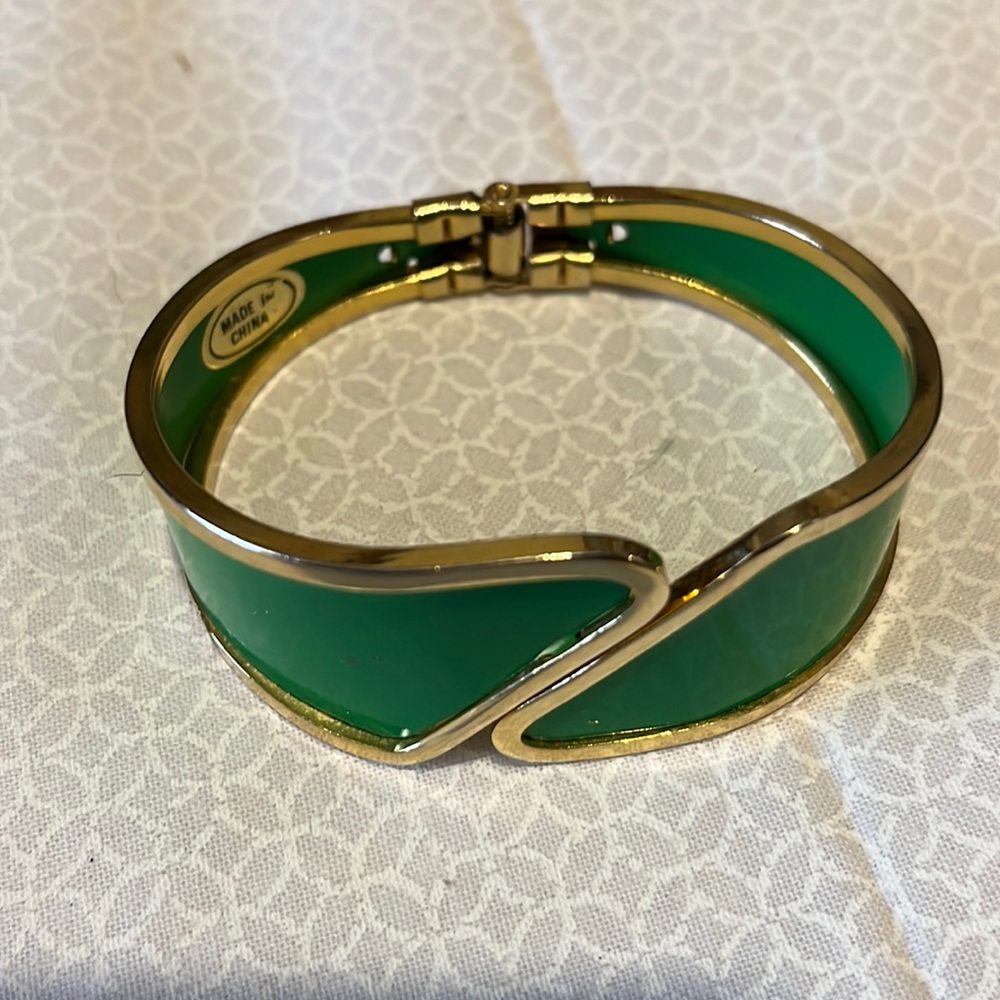 Beautiful green clamp bracelet size 6 1/2